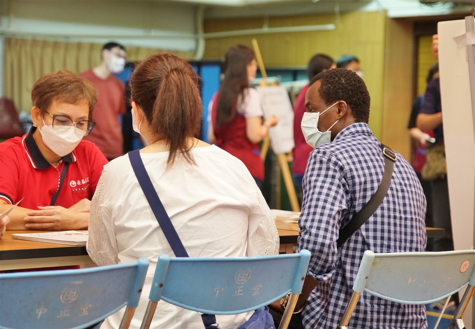 客運駕駛徵才活動今天在台北開跑,上午約有超過百人到場詢問,其中不乏外籍人士。記者盧逸峰/攝影