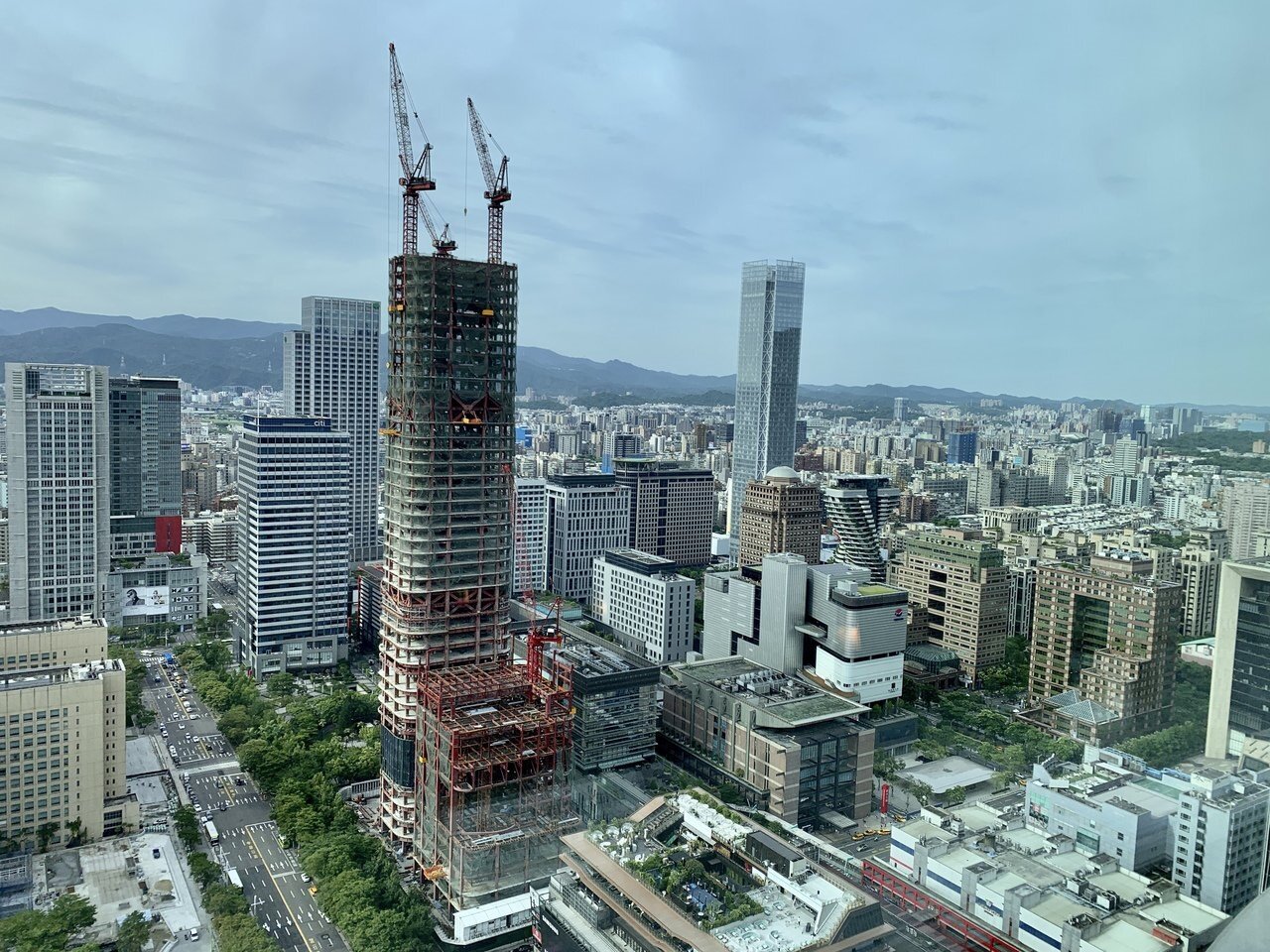 中央銀行周四宣布升息半碼，八大公股行庫預定下周一（26日）起同步調升活、定存等主要存款類別牌告利率半碼。圖／聯合報系資料照