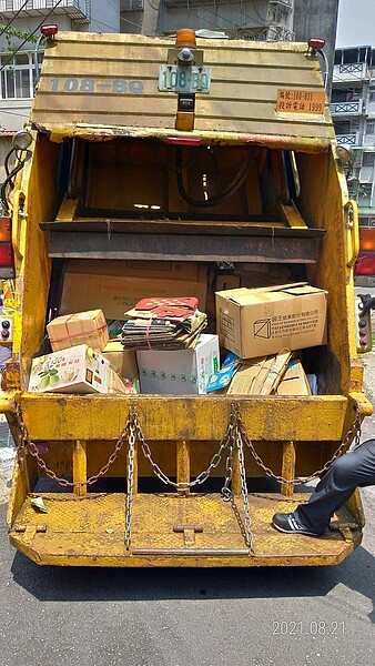 清潔隊收明興里資源回收垃圾/圖片由鄢健民里長提供