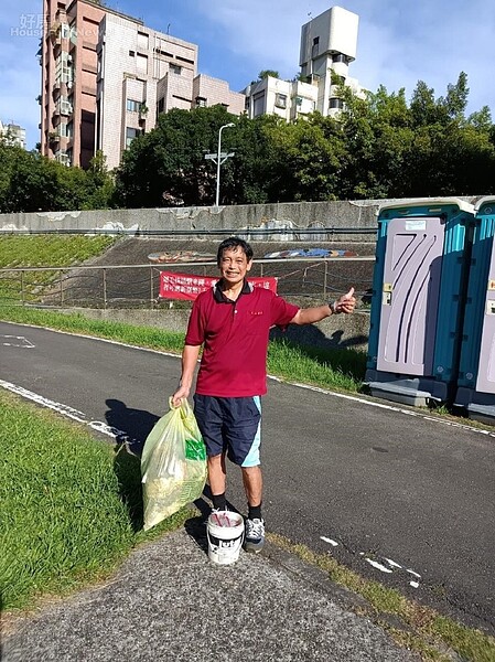 水環境巡守隊維護河堤清潔/圖片擷取自鄢健民里長臉書