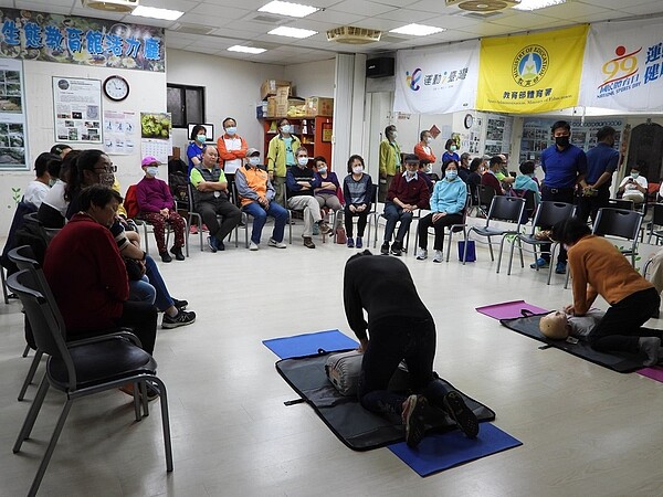 明興里CPR活動／圖片擷取自鄢健民里長臉書
