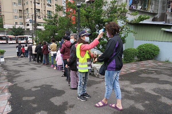 志工協助排隊里民量體溫／圖片由鄢健民里長提供
