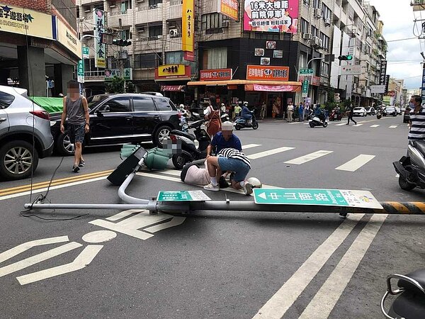 彰化縣員林市43歲的陳姓新手媽媽，本2日上午騎機車紅綠燈時，遭被強風吹斷而倒落的紅綠燈號誌桿砸成重傷。圖／翻攝自臉書大員林生活圈