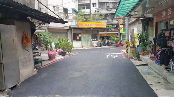 樹林區太平路與太順街路口附近巷弄道路用地,遭民眾搭蓋鐵皮屋長期占用,影響通行和防救災。在養工處和樹林區公所等單位共同合作下,協調占用民眾自行拆除違建後,重新設置測溝、劃設標線,解決交通不便、防災及救護等問題。圖/新北市工務局提供