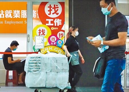 邊境解封倒數中,服務業終於迎來「春燕」,近8成企業於第4季將展開徵才計畫。圖為就業服務站。(本報資料照片)
