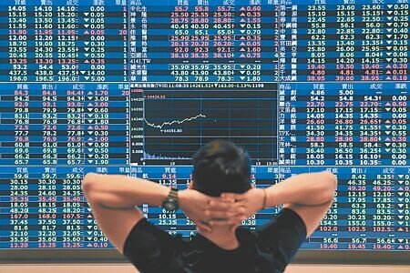 美國聯準會(Fed)升息,全球股市應聲大跌,美股道瓊指數23日收盤跌破3萬點。台股周一開盤將面臨極大壓力。(本報資料照片)