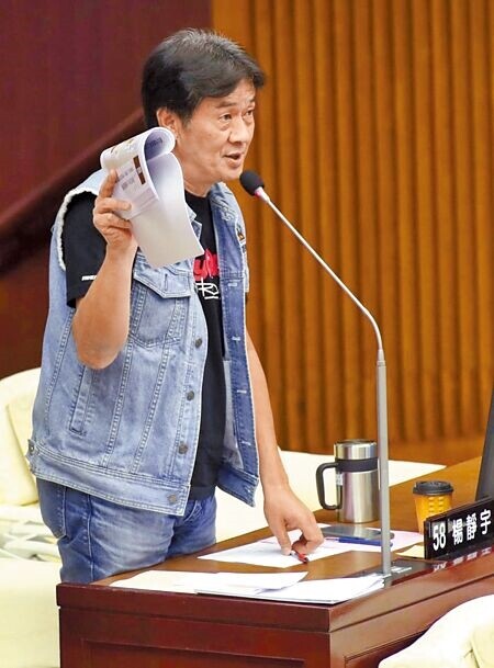 
台北市議員楊靜宇表示，北市2709座號誌桿成「未爆彈」，其中設置超過15年以上有340座，質疑恐禁不起颱風強襲。（本報資料照片）
