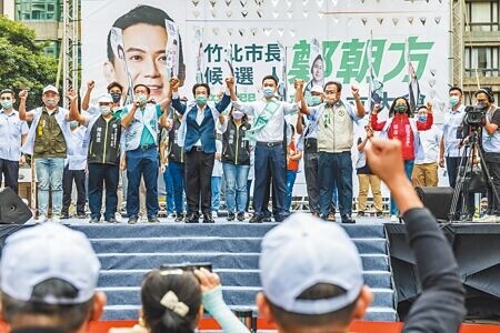 
賴清德副總統（中左）為民進黨竹北市長參選人鄭朝方（中）站台造勢。（羅浚濱攝）
