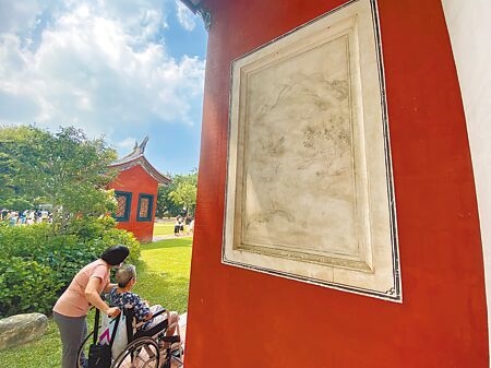
國定古蹟台南孔廟的壁畫彩繪幾乎多已「消失」，南市府文資處明年將啟動調查，以利後續修復。（曹婷婷攝）
