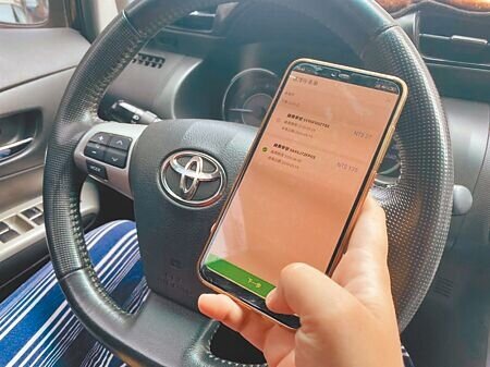 高雄市府交通局今年6月推出民眾使用手機APP繳交路邊停車費,最大獎「台積電」股票魅力超夯,每月使用APP繳費筆數增加4萬6000多筆。(本報資料照片)