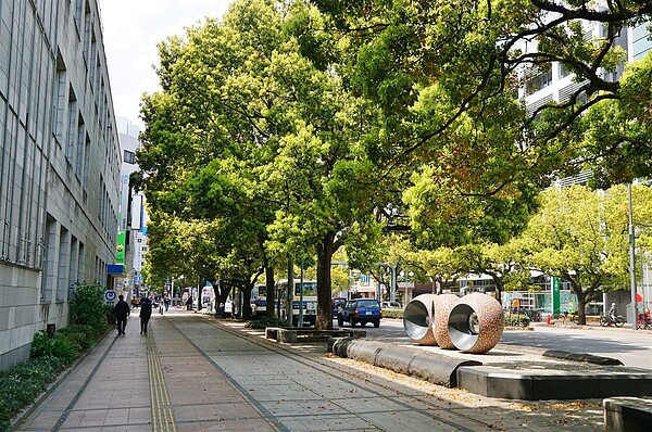 台灣即將在10月13日邊境解封,網友討論出國話題,談到日本人行道設計比台灣好太多。圖為日本宮崎市區廣闊的人行空間,資料照。記者盧逸峰/攝影