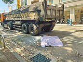 台中刨路工程意外　砂石車倒車輾斃移工