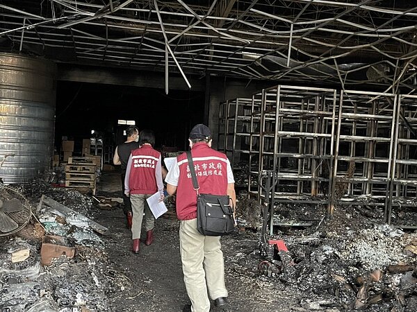 動保處會同飼主進入火場3樓清點犬隻。圖/新北市動保處提供