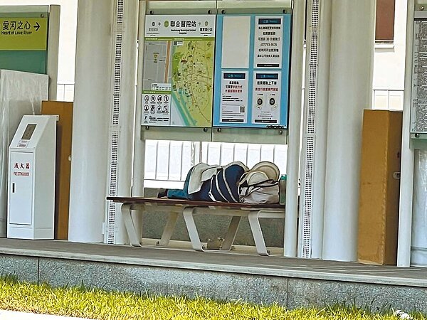 高市議員陳麗娜質疑25日輕軌C20-C24路段要履勘,但23日卻還有工人和機具在現場。(翻攝陳麗娜臉書)