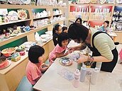 百貨公司　變身暑期安親班