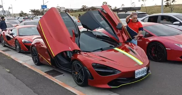 新竹南寮的新竹漁港今天有場別開生面的紅色超跑車聚,引起遊客注目搶拍。記者張裕珍/翻攝