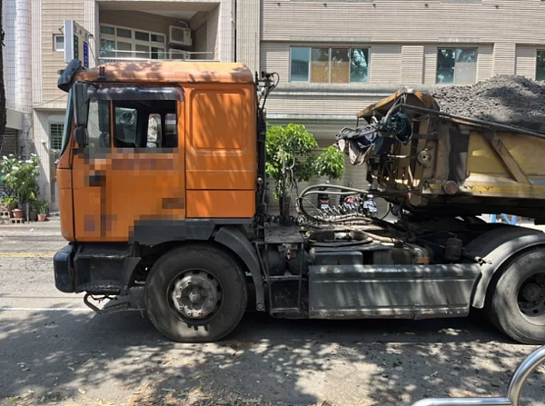 中午11點多,豐原區惠陽街進行道路工程,65歲黃姓台灣工人正駕駛機具進行倒車作業,不明原因輾壓到54歲泰籍工人,泰籍工人當場不治。圖/讀者提供