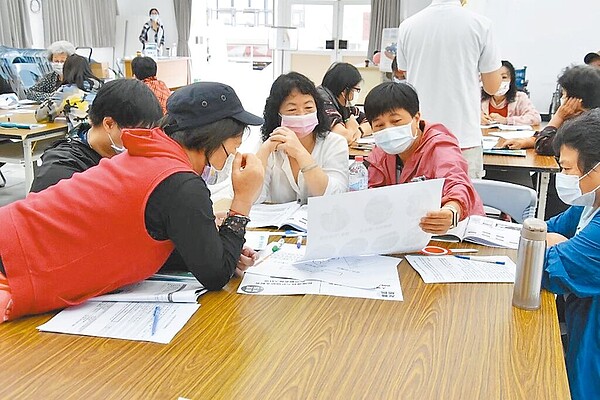 辦理相關訓練及工作坊,引導在地單位共同討論失智友善生活圈。(新北市政府衛生局提供)
