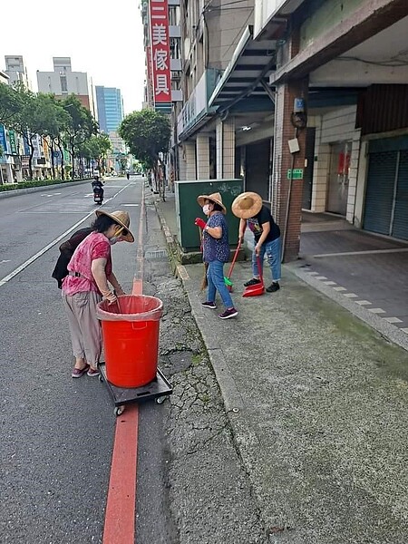 垃圾勿丢入水溝。易小滿攝，圖片由里辦提供