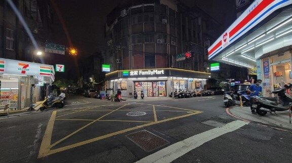 網友拍下自家巷口的便利商店，由左至右分別為。圖／擷自路上觀察學院