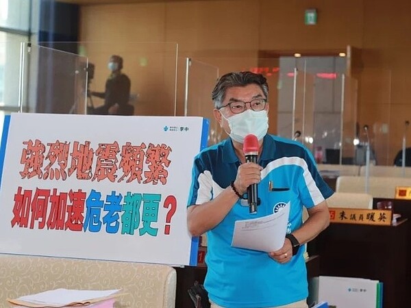 台中市議員李中要求市府都發局,正視全市30年以上老屋達45萬戶,應提出務實配套,加速重整建,以策安全。圖/李中提供