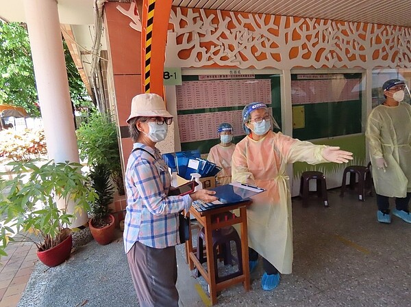疫情嚴峻時期景華里設地方篩檢站／圖片由黃培堯里長提供
