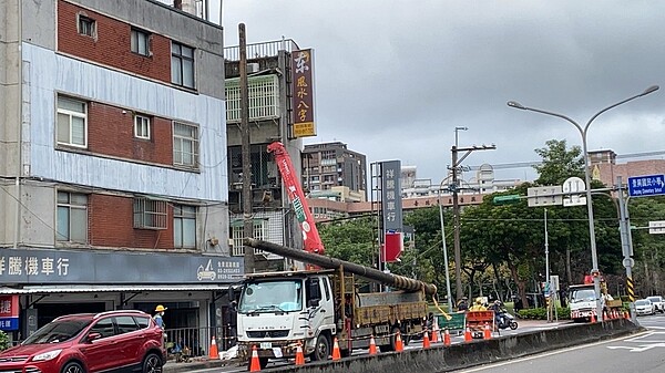 景華里電線桿拆除／圖片由黃培堯里長提供
