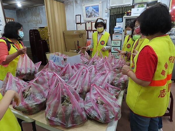 景華里端午節發粽子。圖片由黃培堯里長提供
