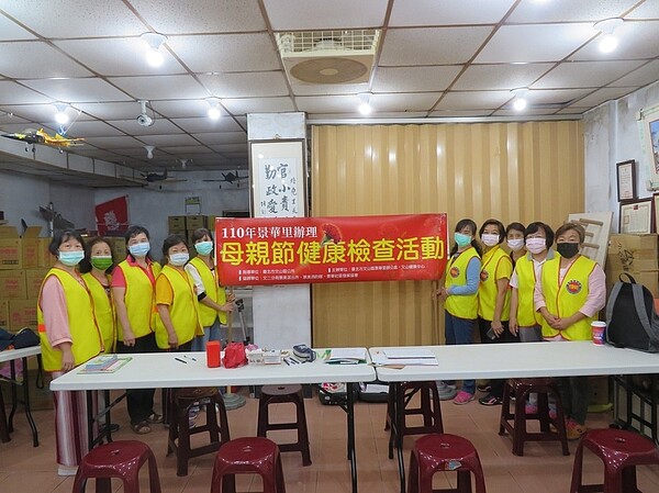 景華里母親節健康檢查活動志工群。圖片由黃培堯里長提供
