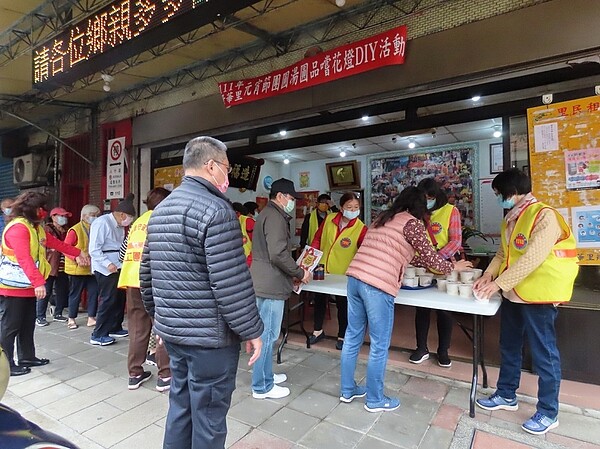 景華里元宵節發湯圓。圖片由黃培堯里長提供
