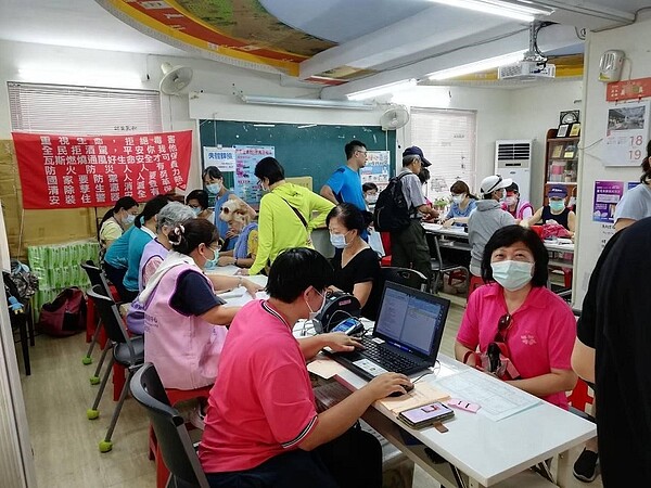 萬年里每年定期健康檢查活動。圖片由邱秋芳里長提供
