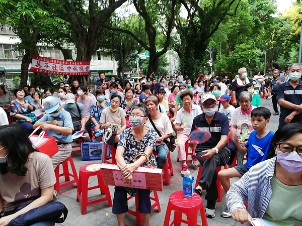 萬年里中秋節活動里民踴躍參與。圖片由邱秋芳里長提供
