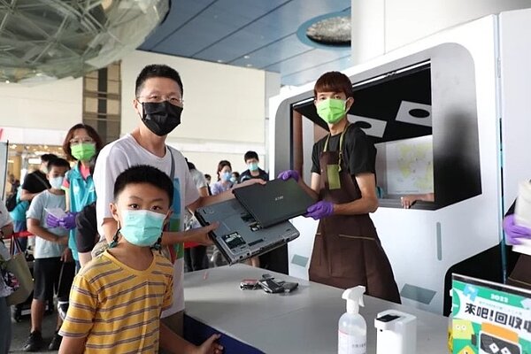 新竹市環保局與新竹SOGO本周末合辦「來吧!回收中!新竹市回收行動ㄅㄨㄅㄨ車」資源回收活動,24日吸引逾300人次響應。圖/新竹市政府提供