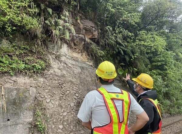 台鐵局長杜微今天前往巡視平溪線，先啟動預警監控措施，該區間將於今年底完成落石告警系統。圖／台鐵局提供