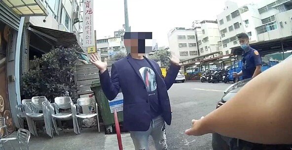 陳姓債主和友人持刀畫傷宋姓被害人,警方趕抵將債主陳男當場依現行犯逮捕。圖/聯合報