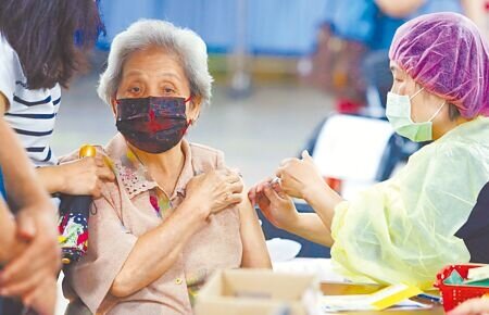 莫德納次世代疫苗昨開打首日,共4469人接種。圖為長者接種疫苗。(季志翔攝)