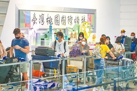 旅客入境免居隔最快10月13日起實施,全台防疫旅館2.4萬間房如何轉型,指揮中心與觀光局今天將開會討論。圖為桃機入境旅客。(陳麒全攝)