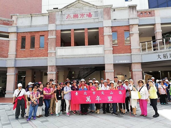 萬年里銀髮族一日遊活動。圖片由邱秋芳里長提供
