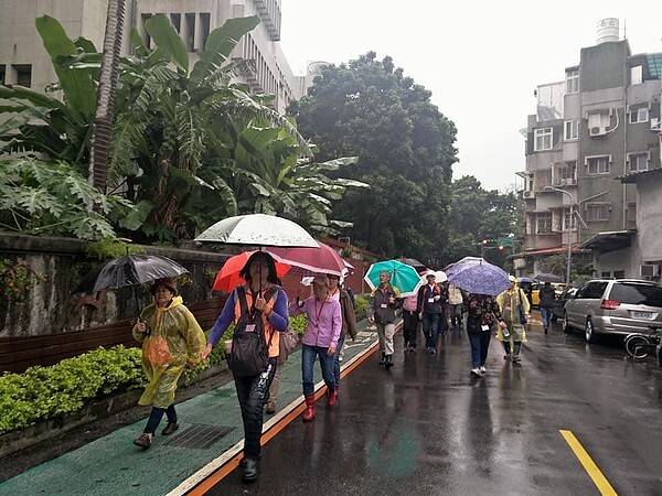 萬年里健行活動。圖片擷取自邱秋芳里長臉書
