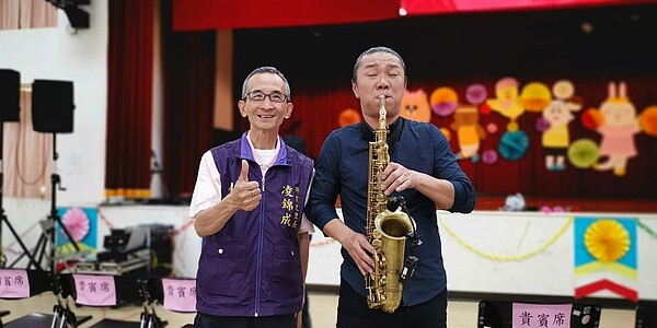 文山區興業里母親節活動凌錦成邀請游雪江演奏薩克斯風。圖片擷取自游雪江臉書
