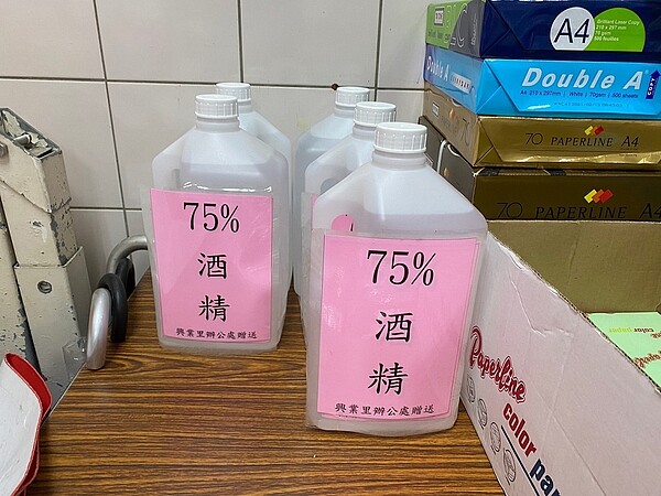興業里的防疫酒精。陳宣懿／攝
