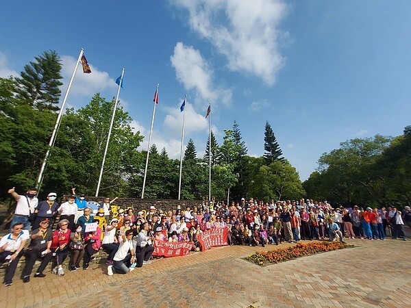 興業里春季1日遊。圖片由凌錦成里長提供
