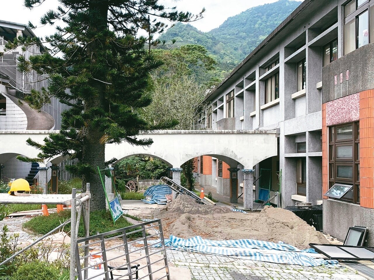 新竹縣竹東鎮瑞峰國小正進行耐震補強工程,縣府預計年底前全數校園補強工程完工。示意圖/記者巫鴻瑋 攝影