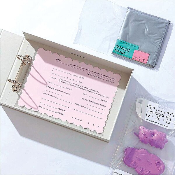 高市府青年局配合此次設計展,特別找來知名設計師李君慈操刀,推出獨家限量「結婚書約禮盒」,獲得熱烈迴響。圖/高市府青年局提供/洪浩軒高雄傳真