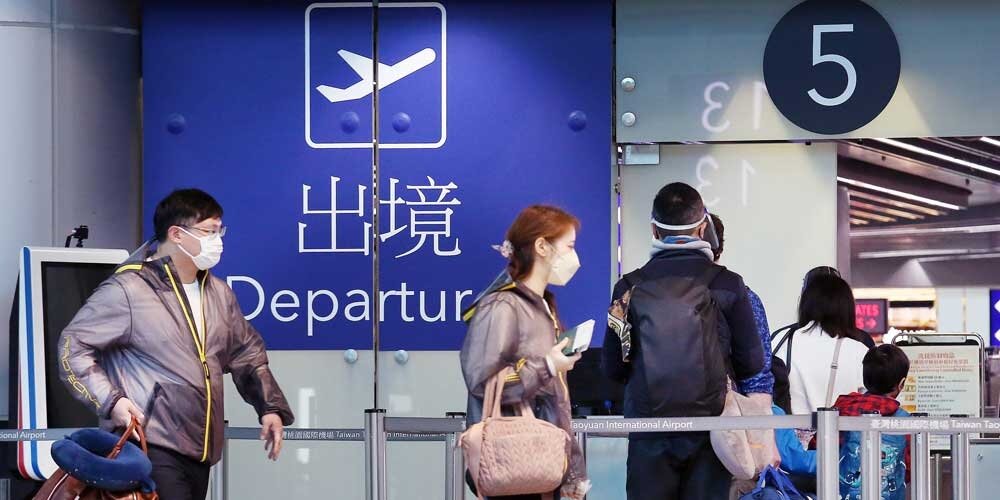 世界各國相繼鬆綁邊境，衛生福利部部長陳時中鬆口，2022年下半年有望開放國人出國旅遊，全台解封一觸即發。圖／中時電子報