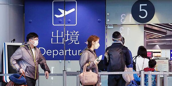 世界各國相繼鬆綁邊境,衛生福利部部長陳時中鬆口,2022年下半年有望開放國人出國旅遊,全台解封一觸即發。圖/中時電子報