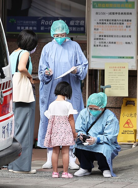 本土新冠疫情持續降溫中，不過流感疫情蠢蠢欲動，醫院急診和診所都已逐漸恢復疫情前的就醫人數。聯合報系資料照