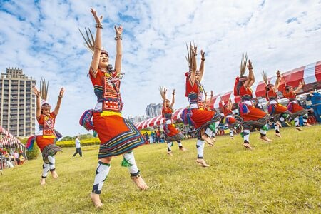 
新竹縣府將打造頭前溪北岸高灘地河濱公園，阿美族在高灘地舉辦的「歲時祭儀」，讓都市原民展現傳統舞蹈的力與美。（羅浚濱攝）
