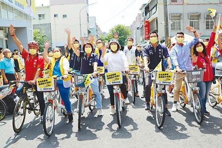 
嘉義市長黃敏惠（中間白衣者）競選連任，25日成立「勇媽青年團」，由黃敏惠親自帶領上百名青年騎乘YouBike環嘉。（呂妍庭攝）
