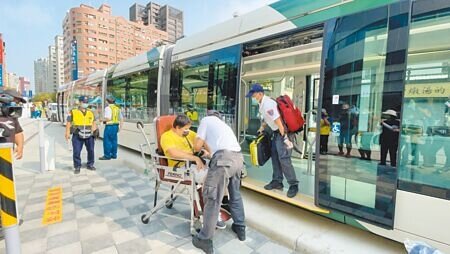 履勘委員25日對高雄輕軌C20-C24路段進行履勘,並於聯合醫院站演練列車行駛路口遭車輛撞擊致發生出軌、失去動力、旅客受傷送醫等相關緊急應變情形。(洪靖宜攝)